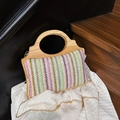 Bolso de paja a rayas con asas de bambú y una correa de cadena dorada al hombro - Beige