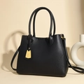 Borsa tote classica in pelle nera con trama litchi e ciondolo a canguro dorato - Nero