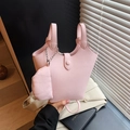 Sac seau rose en cuir grainé avec un mini porte-monnaie assorti et une chaîne - Rose