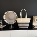 Set borsa in paglia e cappello da sole con strisce blu per stile vacanza al mare - Grigio a Righe
