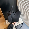 Sac seau chic en cuir grainé noir avec petit porte-monnaie et anse supérieure - Noir