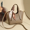 Elegante borsa a secchiello in pelle kaki con manico in seta e dettagli dorati - Cachi