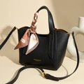 Borsa a mano in pelle nera con foulard decorativo e logo dorato di tendenza - Nero