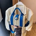 Strohhandtasche mit blauem Segeltuchbesatz, goldenem Drehverschluss und Schultergurt - Blau