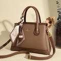 Bruine crossbodytas van leer met lychee-textuur, zijden sjaal en gouden metalen accenten - Khaki