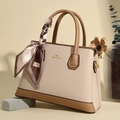 Beige handtas met litchi-textuur bruine handvatten en zijden sjaal decoratie detail - Abrikoos