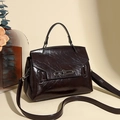 Bolso vintage de cuero encerado marrón oscuro con hebilla metálica en un set elegante - Marrón