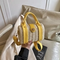 Modische Stroh-Eimertasche mit leuchtend gelben Canvas-Griffen und Lederklappenverschluss - Gelb
