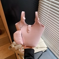 Sac seau en cuir grainé rose avec poignées et breloque assortie en forme de coquille - Rose
