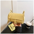 Sac bandoulière tressé jaune clair avec détails dorés ajustables et design mini élégant - Jaune