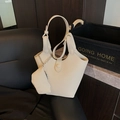 Sac seau chic beige grainé avec pochette assortie suspendue par une chaîne - Blanc
