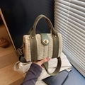 Stroh-Umhängetasche in Beige mit armeegrünen Griffen für den Sommerstrandurlaub - Grün