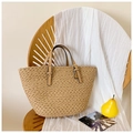 Minimalistische beige gewebte Strohtasche mit braunen Kunstledergriffen für den Strand - Khaki