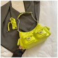 Borsa a tracolla verde fluorescente trapuntata con catene d'argento e tasche - Verde