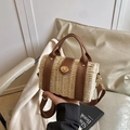 Gewebte beige Strohhandtasche mit braunen Lederakzenten und Gold-Metallverschluss - Braun