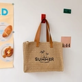 Strohtasche mit schwarzem Palmen-Druck und braunen Ledergriffen für den Sommer - Braun