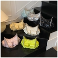 Borsa a catena trapuntata con tasche multiple mostrata in sette colori diversi - Bianco