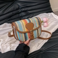 Sac bandoulière tissé à rayures colorées avec finitions en cuir brun et forme selle - Coloré