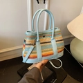 Sac bandoulière tissé mignon avec rayures colorées et détails en cuir bleu ciel - Bleu Sans Pendentif