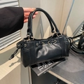 Bolso de mano minimalista de cuero sintético negro con detalles dorados y cordón - Negro