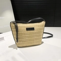 Secchiello intrecciato beige con cinturini in pelle nera ed etichetta moda in stile moderno - Cachi
