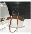 Detalle de bolso tote blanco grande con asas marrones en contraste en un entorno urbano - café