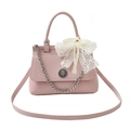Sac bandoulière rose avec nœud en dentelle crème et détail de chaîne argentée - Rose