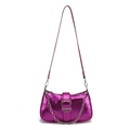 Borsa a tracolla a mezzaluna magenta metallizzato con catena d'argento e fibbia grande - Viola