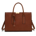Sac cabas vintage marron avec gaufrage crocodile et poignées sur fond blanc immaculé - Marron