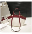 Bolso tote de cuero en contraste rojo y blanco con correas dobles para hombro y mano - Rojo