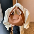 Bolso bandolera de cuero marrón con textura de grano y asa ancha ajustable - Marrón
