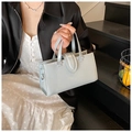 Détails du sac à bandoulière bleu clair avec boucles argentées et anses rondes - Bleu