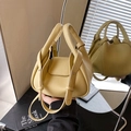 Bolso bandolera de cuero granulado amarillo vibrante con asa de nudo única - Amarillo