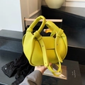 Bolso amarillo lima en cuero granulado con asa anudada y tachuelas plateadas decorativas - Verde Fruta