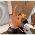 Sac seau rose en cuir grainé avec fermoir argenté et charmant pendentif de chien - Avec Pendentif / Rose
