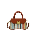 Borsa a mano retrò in pelle marrone e paglia intrecciata a righe con fibbia dorata a forma di M - Marrone