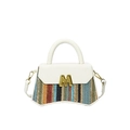 Borsa a mano intrecciata a righe multicolore con patta in pelle bianca e fibbia a M dorata - Bianco