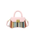 Borsa a spalla in tessuto arcobaleno con patta rosa e fibbia dorata a M - Rosa