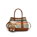 Bunte Boho-Strohtasche mit braunem Lederbesatz und süßem Bärenanhänger-Detail - Braun mit Anhänger