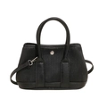 Elegante borsa a secchiello nera con pieghe verticali e manici tondi su bianco - Nero