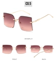 Vista en tres ángulos de gafas de sol cuadradas sin montura con lentes marrones degradadas - En stock / Marco Dorado Lentes Gris Rosa