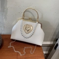Sac vintage blanc à poignée perle avec fermoir cœur doré et bandoulière chaîne - Style Cœur Ajouré Blanc Cassé