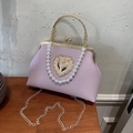 Sac coquillage en cuir violet avec fermoir cœur doré et poignée en perles - Style Cœur Ajouré Violet