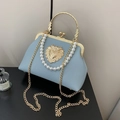 Sac perle bleu clair avec emblème cœur doré et monture métallique pour femme - Style Cœur Ajouré Bleu Clair