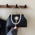 Sac vintage noir avec anse en perles, ferrures dorées et pompon élégant pour femme - Style Pompon Rond Noir