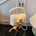 Borsa a mano in paglia crema con manico increspato e ciondolo a fiore per look estivo - Beige