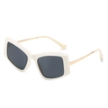 Retro geometrische quadratische Sonnenbrille mit weißem Rahmen und goldenen Bügeln - Weißer Rahmen / Schwarze Gläser