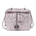 Lichtroze gewatteerde mini crossbodytas met kristallen en zilverkleurige camelia-hanger - Roze