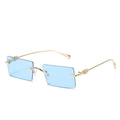 Retro randloze vierkante zonnebril met lichtblauwe glazen en goudkleurig metalen montuur - Gouden Frame Blauwe Lenzen