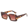 Retro oversized square sunglasses with tortoiseshell frame and brown gradient lenses - Leopard Frame / Tea Lens